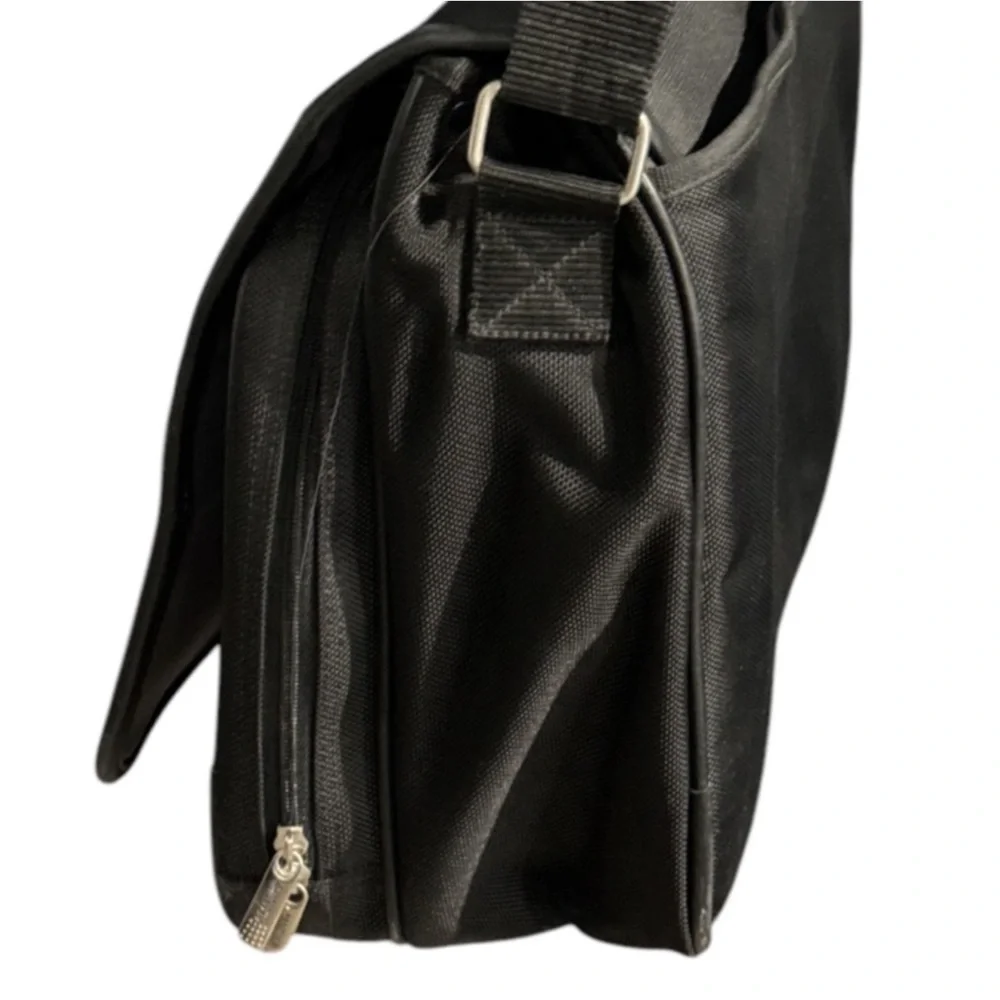 Authentic Kenneth Cole designer black laptop computer messenger bag